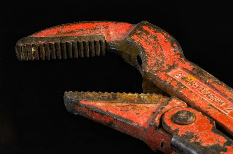 plombier-GRASSE-min_pipe-wrench-318084